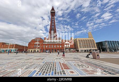 The Blackpool Tower con gli atti elencati in primo piano, in un giorno d'estate, la passeggiata, Blackpool, Lancashire, Inghilterra, UK, FY1 4BJ Foto Stock