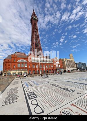 The Blackpool Tower con gli atti elencati in primo piano, in un giorno d'estate, la passeggiata, Blackpool, Lancashire, Inghilterra, UK, FY1 4BJ Foto Stock
