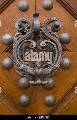 Primo piano di un batter d'ingresso in un edificio nel quartiere del Castello di Praga, Praga, Repubblica Ceca. Foto Stock