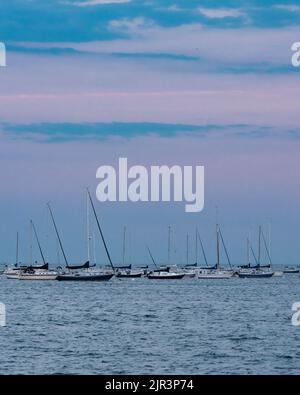 Beverly, Massachusetts Beverly Harbor si affaccia su barche a vela con Pink & Blue Sky Foto Stock