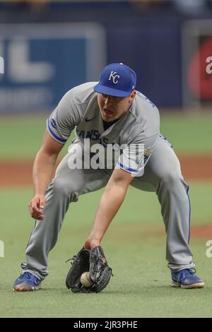 San Pietroburgo, Florida. USA; il lanciatore di Kansas City Royals Brad Keller (56) impartisce un colpo di palla al campo e corre per primo per il non assistito o Foto Stock