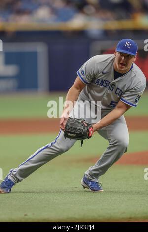 San Pietroburgo, Florida. USA; il lanciatore di Kansas City Royals Brad Keller (56) impartisce un colpo di palla al campo e corre per primo per il non assistito o Foto Stock