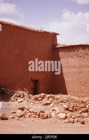 Casa a tinghir, casa tradizionale di argilla e paglia. Casa di terra con porte in acciaio blu. Uno sportello aperto. Foto Stock