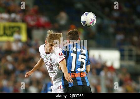 Bergamo , Italia - 21/08/2022, Foto Spada/LaPresse 21 Agosto 2022 - Bergamo , Italia - sport, calcio - Atalanta vs Milano - Campionato italiano di calcio Serie A TIM 2022/2023 - Stadio Gewiss . Nella foto: Marten de Roon (Atalanta BC); Charles De Ketelaere ( ac Milano) 21 agosto 2022 Bergamo , Italia - sport, calcio - Atalanta vs Milano - Campionato Italiano Serie A Calcio 2022/2023 - Stadio Gewiss . Nella foto: Marten de Roon (Atalanta AC); Charles De Ketelaere (AC Milano) Foto Stock