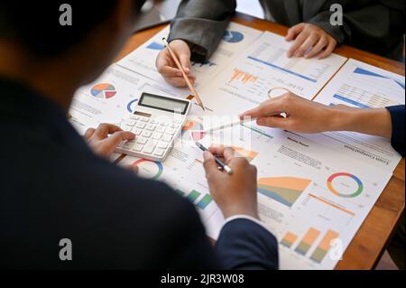 Un professionista e talentuoso imprenditore o analisti finanziari che analizzano insieme i dati finanziari. Immagine ritagliata e primo piano Foto Stock