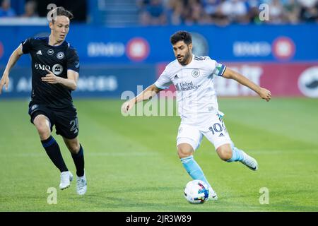 20 agosto 2022: Il centrocampista della New England Revolution Carles Gil (10) controlla la palla con il centrocampista della CF Montreal Lassi Lappalainen (21) in inseguimento durante la partita MLS tra la New England Revolution e la CF Montreal tenutasi allo Stadio di saputo a Montreal, Canada. Daniel Lea/CSM Foto Stock