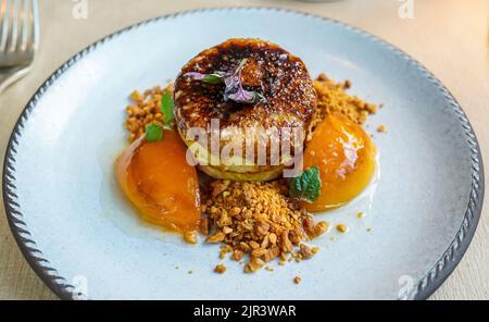 Crusca di terrine di foie gras con albicocche e mandorle glassate Foto Stock