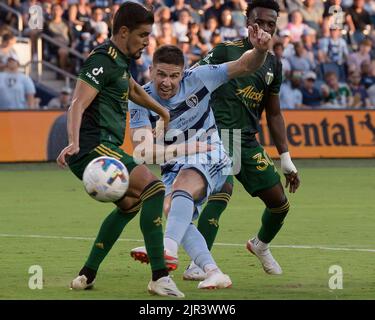 Kansas City, Kansas, Stati Uniti. 21st ago, 2022. Il difensore dello Sporting KC Andreu Fontas #3 punta a un tiro al traguardo, eludendo dal difensore l-r Portland Timbers Josecarlos Van Rankin #2 e dal centrocampista Portland Timbers Santiago Moreno #30 durante la prima metà del gioco. (Credit Image: © Serena S.Y. Filo pressa Hsu/ZUMA) Foto Stock