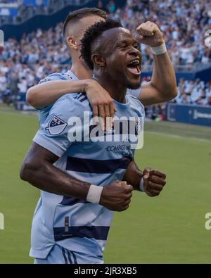 Kansas City, Kansas, Stati Uniti. 21st ago, 2022. Sporting KC Forward William Agada #23 celebra il suo gol segnato durante la prima metà del gioco. Dietro c'è il suo compagno di squadra, il centrocampista Erik Thommy #26. (Credit Image: © Serena S.Y. Filo pressa Hsu/ZUMA) Foto Stock