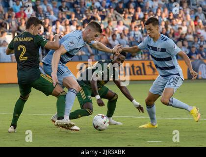 Kansas City, Kansas, Stati Uniti. 21st ago, 2022. Da l-r Portland Timbers difensore Josecarlos Van Rankin #2 e Portland Timbers centrocampista Santiago Moreno #30, sono in difesa al box di penalità, contro il difensore Sporting KC Andreu Fontas #3 e Sporting KC avanti Daniel Salloi #20 durante la prima metà del gioco. (Credit Image: © Serena S.Y. Filo pressa Hsu/ZUMA) Foto Stock