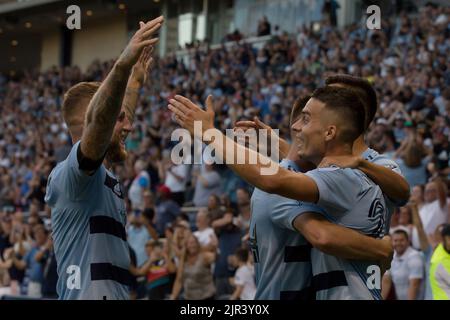 Kansas City, Kansas, Stati Uniti. 21st ago, 2022. Erik Thommy #26 (r), centrocampista sportivo del KC, riceve un abbraccio di congratulazioni dal compagno di squadra Johnny Russell #7 (l) per un gol segnato durante la prima metà della partita. (Credit Image: © Serena S.Y. Filo pressa Hsu/ZUMA) Foto Stock