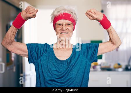 Im non diventare vecchio, im diventare migliore. Una donna anziana che si esercita a casa. Foto Stock