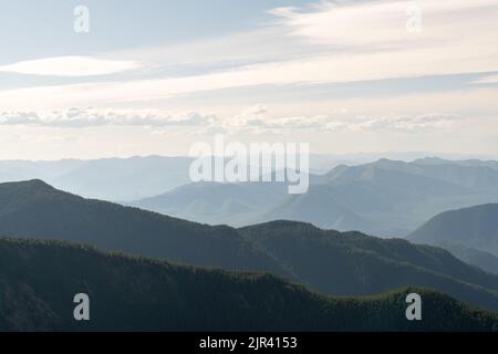 Vista a strati della catena montuosa del Montana vicino al Glacier National Park. Foto Stock