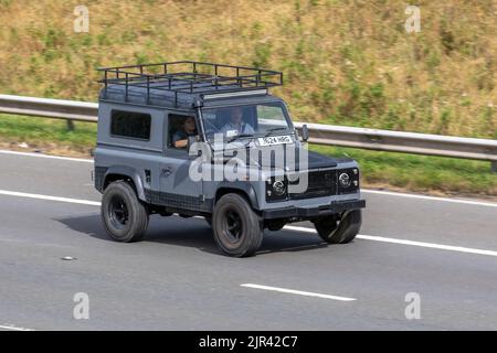 1991 90s N90 Grey Land Rover Defender TDI HT 2495cc SWB furgone LCV; viaggiando sull'autostrada M6, Regno Unito Foto Stock