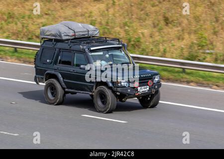 Discovery 2003 Green LAND ROVER Discovery Td5 Xs Td5 138 2495cc SUV Diesel Hardtop, fuoristrada 4x4, fuoristrada, viaggiando sull'autostrada M6, Regno Unito Foto Stock