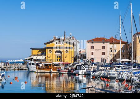 Piran, Slovenia - 20 luglio 2022: Porto di Piran, porto turistico con yacht e barche a vela e skyline della città di villeggiatura, mare Adriatico costa sud-occidentale slovena. Foto Stock