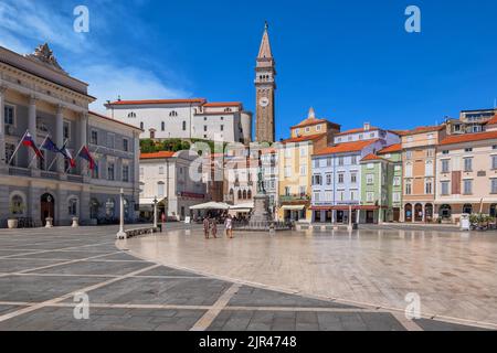 Piran, Slovenia - 20 luglio 2022: Skyline della città di Piran da Piazza Tartini (sloveno: Tartinijev trg), piazza principale della città costiera, nella Slovenia sud-occidentale. Foto Stock