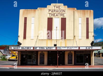 Il Paragon, il vecchio cinema art-deco nella città mineraria di Queenstown, Tasmania, Australia Foto Stock