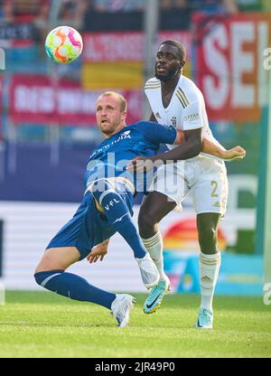 Dayot Upamecano , FCB 2 gareggia per la palla, combattendo, duello, header, zweikampf, Azione, lotta contro Philipp Hofmann, BO 33 nella partita VFL BOCHUM - FC BAYERN München 0-7 1.German Football League il 21 agosto 2022 a Bochum, Germania. Stagione 2022/2023, giorno 3, 1.Bundesliga, FCB, München, 3.Spieltag © Peter Schatz / Alamy Live News - LE NORMATIVE DFL VIETANO L'USO DELLE FOTOGRAFIE come SEQUENZE DI IMMAGINI e/o QUASI-VIDEO - Foto Stock