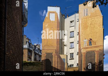 Francia. Parigi (75) (18th° distretto) Piazza Torcy e via Evangile: Affresco dipinto "il Tempio Egizio" dell'artista Solnon Masson (Daniel Solnon) Foto Stock