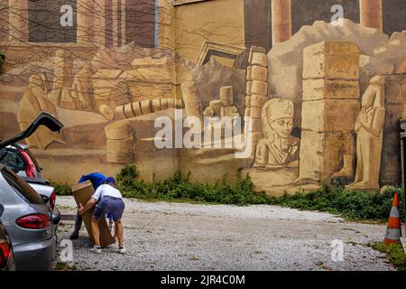 Francia. Parigi (75) (18th distretto) Piazza Torcy e via Evangile: Affresco dipinto 'il Tempio Egiziano' dall'artista Solnon Masson (Daniel Solnon). Foto Stock