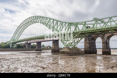 Silver Jubilee Bridge e Runcorn Railway Bridge raffigurati dalle rive del fiume Mersey a Cheshire. Foto Stock