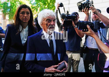 L'ex boss di Formula uno Bernie Ecclestone arriva alla Corte dei Magistrati di Westminster, Londra, dove è accusato di frode per falsa rappresentanza per una presunta mancata dichiarazione al governo di 400 milioni di sterline di beni esteri tra il 13 luglio 2013 e il 5 ottobre 2016. Data immagine: Lunedì 22 agosto 2022. Foto Stock