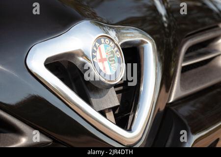 Mosca, Russia, Agosto 22,2022: Logo etichetta Alfa Romeo sulla griglia del radiatore su auto sportiva. Foto Stock