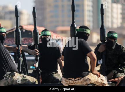 Uomini di guerra delle Brigate Izz al-DIN al-Qassam, l'ala militare di Hamas, durante una marcia militare anti-Israele a Gaza City, striscia di Gaza. Palestina. Foto Stock
