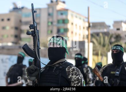 Uomini di guerra delle Brigate Izz al-DIN al-Qassam, l'ala militare di Hamas, durante una marcia militare anti-Israele a Gaza City, striscia di Gaza. Palestina. Foto Stock