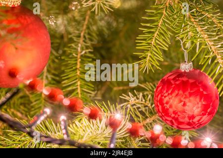 Decorato con fata luci, palle di Natale e cordicella di perle albero di Natale in dettaglio Foto Stock