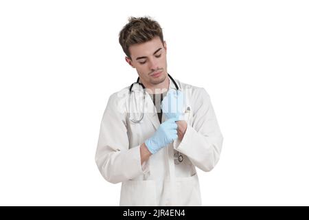Giovane medico caucasico maschio indossando guanti blu, isolato. Foto Stock