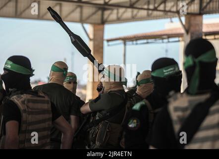 Uomini di guerra delle Brigate Izz al-DIN al-Qassam, l'ala militare di Hamas, durante una marcia militare anti-Israele a Gaza City, striscia di Gaza. Palestina. Foto Stock