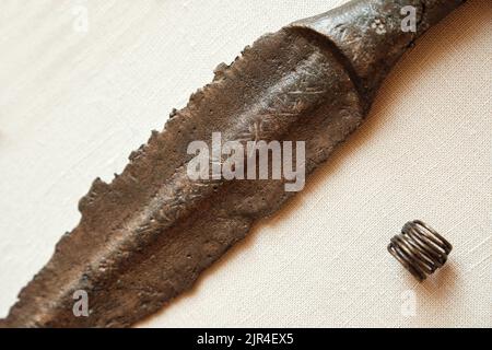 Primo piano di una lama di bronzo pugnale. Inventario di accompagnamento dalla sepoltura. Foto Stock