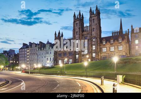 Edimburgo Città Vecchia di strada Mound con il New College, l'Università, Scozia panorama di notte Foto Stock