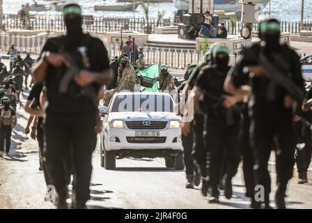 Uomini di guerra delle Brigate Izz al-DIN al-Qassam, l'ala militare di Hamas, durante una marcia militare anti-Israele a Gaza City, striscia di Gaza. Palestina. Foto Stock