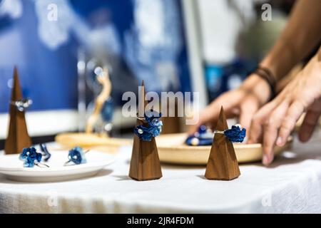 (220822) -- GUIYANG, 22 agosto 2022 (Xinhua) -- Zhang Juanjuan espone prodotti batik in uno studio batik ad Anshun, nella provincia di Guizhou, nel sud-ovest della Cina, il 18 agosto 2022. Zhang Juanjuan, una ragazza del gruppo etnico di Miao, ha deciso di tornare a casa per prendere il controllo dei suoi genitori affari relativi ai prodotti batik fare dopo la laurea. Batik è un patrimonio culturale immateriale nella sua città natale. Ha registrato il laboratorio di batik dei suoi genitori come una società d'arte batik, e ha fondato il suo studio batik DIY. Per espandere la propria attività, Zhang Juanjuan e i suoi colleghi hanno progettato pratiche, rispettosi dell'ambiente e fas Foto Stock