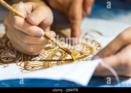 (220822) -- GUIYANG, 22 agosto 2022 (Xinhua) -- la madre di Zhang Juanjuan le istruisce a fare una pittura batik in uno studio batik ad Anshun della provincia di Guizhou della Cina sudoccidentale, 18 agosto 2022. Zhang Juanjuan, una ragazza del gruppo etnico di Miao, ha deciso di tornare a casa per prendere il controllo dei suoi genitori affari relativi ai prodotti batik fare dopo la laurea. Batik è un patrimonio culturale immateriale nella sua città natale. Ha registrato il laboratorio di batik dei suoi genitori come una società d'arte batik, e ha fondato il suo studio batik DIY. Per espandere la propria attività, Zhang Juanjuan e i suoi colleghi hanno progettato pratico, envir Foto Stock