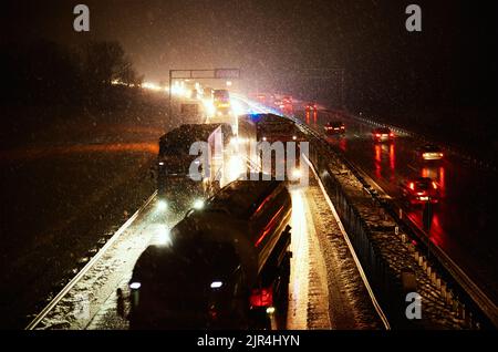 Incidente stradale su strada stradale sdrucciolevole di notte in caso di nevicate, guida pericolosa durante la tempesta invernale Foto Stock