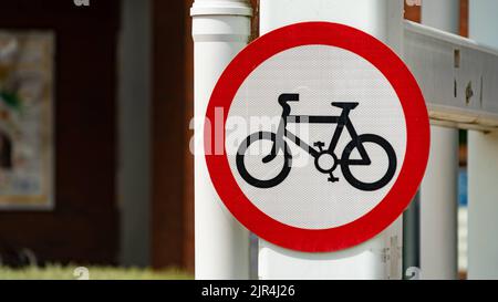 Nessun cartello ciclabile montato sulla posta nell'area urbana Foto Stock