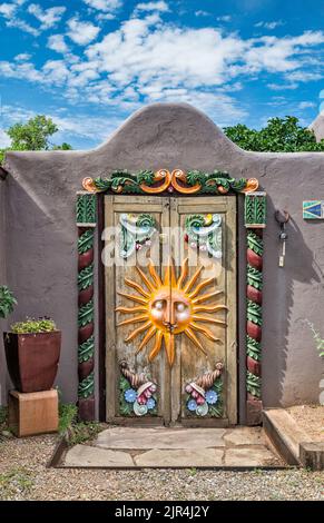 Decorazione Sunburst alla porta in legno della galleria d'arte, River Street a Los Cerrillos, il Turquoise Trail, New Mexico, USA Foto Stock