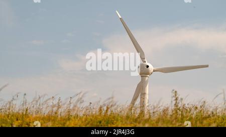 Turbine eoliche che forniscono energia pulita Foto Stock