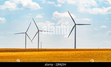 Turbine eoliche che forniscono energia pulita Foto Stock