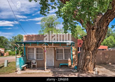 Ciriaco Rael mercato, edificio storico, metà 1880s, vecchio albero di cottonwood, a Los Cerrillos, Il Turquoise Trail, New Mexico, USA Foto Stock