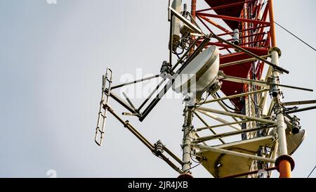 Torre per telecomunicazioni con antenne e piatti Foto Stock