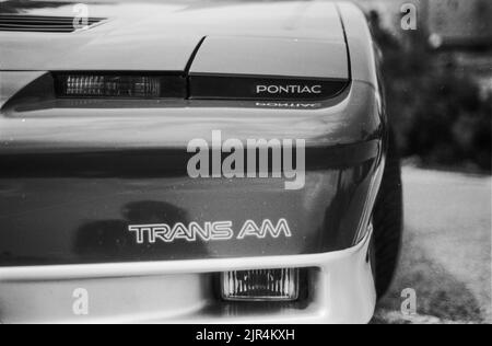 Un primo piano in scala di grigi di Pontiac Firebird Trans AM auto Foto Stock