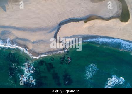 Veduta aerea del piccolo estuario del fiume nel nord del Portogallo Foto Stock