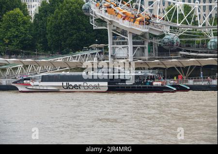 Mercury Clipper, MBNA Thames Clippers Uber Boat battello fluviale che sbarca e porta i passeggeri al molo del London Eye Foto Stock