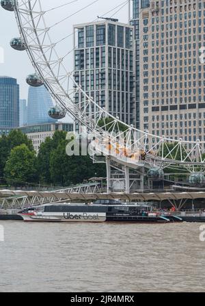 Mercury Clipper, MBNA Thames Clippers Uber Boat battello fluviale che sbarca e porta i passeggeri al molo del London Eye Foto Stock