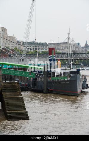 Tattersall Castle, un ex traghetto passeggeri convertito in un pub galleggiante e ormeggiato sul Tamigi a Victoria Embankment. Londra, Inghilterra, Regno Unito Foto Stock